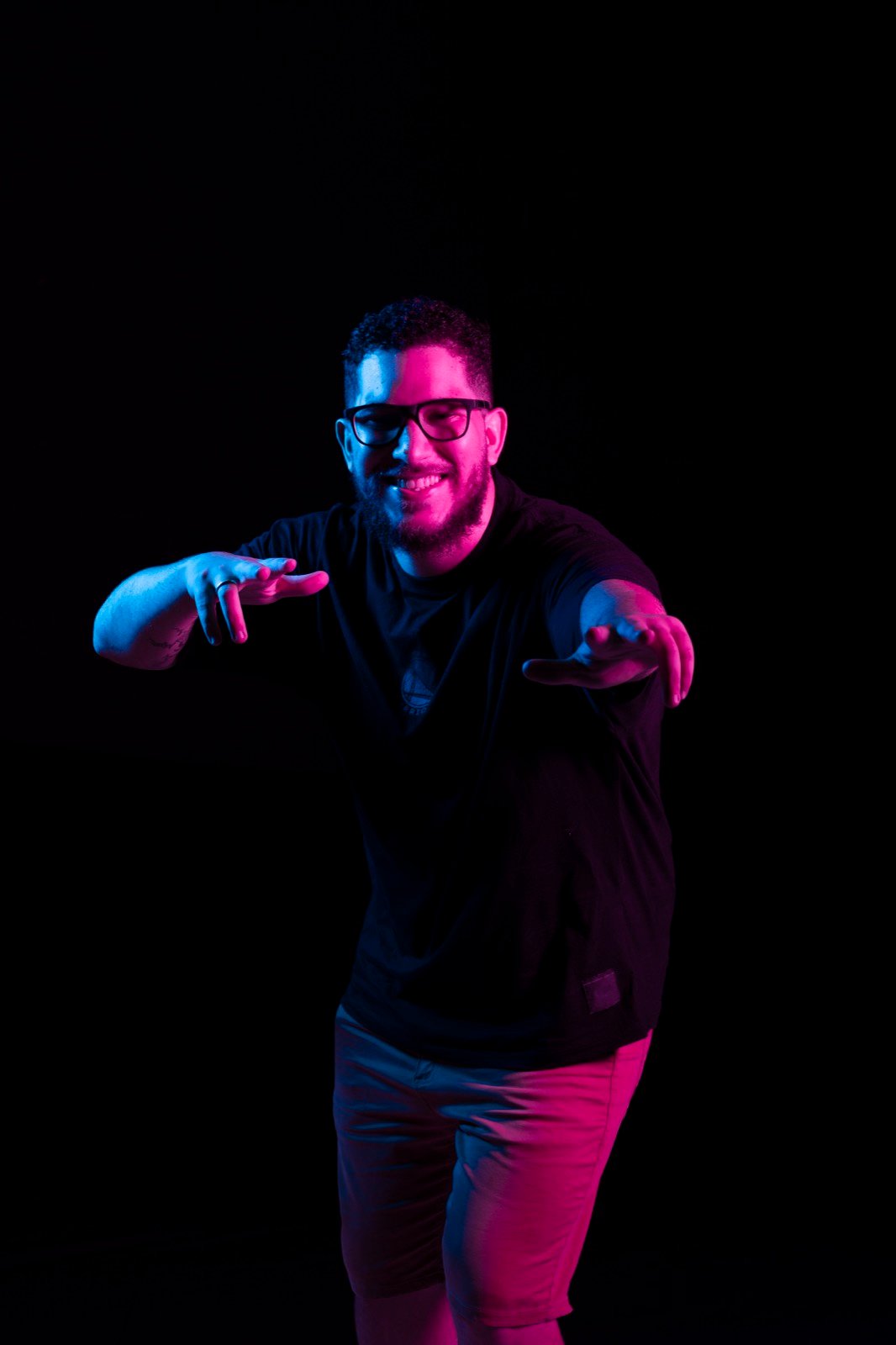Gabriel Santana apontando e sorrindo