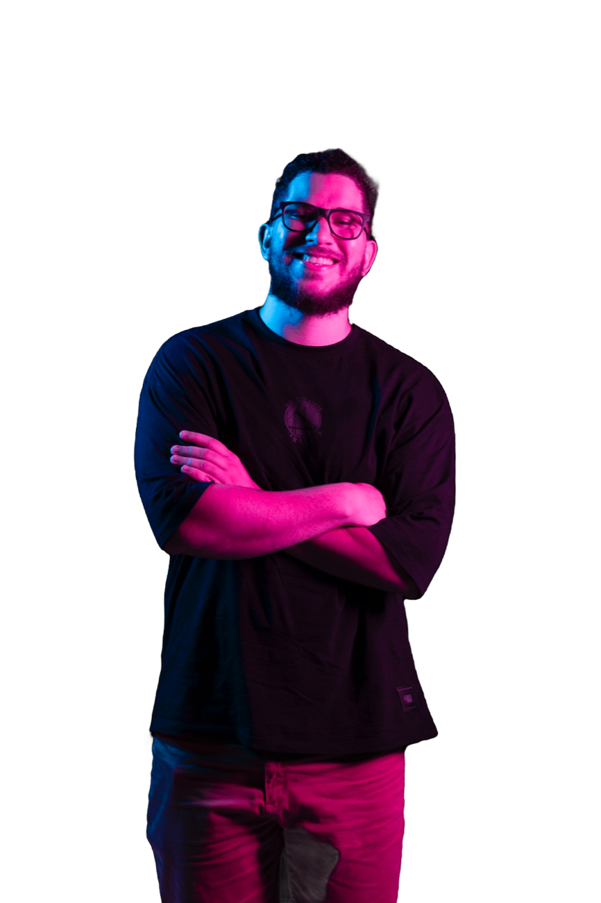 Gabriel Santana de braços cruzados, sorrindo, sob luz rosa
